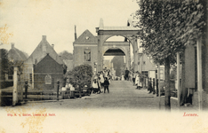 11479 Gezicht op de dubbele ophaalbrug en de bebouwing aan de Grutterstraat/Dorpsstraat te Loenen uit het oosten.